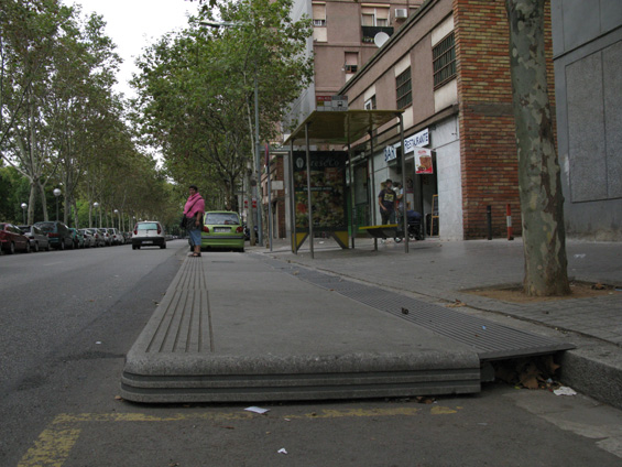 Zastávkový mys jako øešení všudypøítomnì parkujících aut ve mìstì. Jednoduchý betonový prvek je velkým pomocníkem pro bezbariérové cestování. Za normálních podmínek by se zde totiž autobusy k chodníku prodíraly jen stìží.