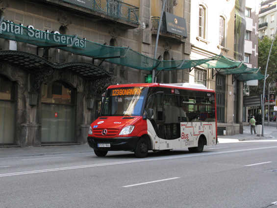 Další zástupce nízkokapacitních mìstských autobusù. Linka 123 se motá ulièkami poblíž dolní koneèné zastávky historické tramvaje "Tramvia Blau".