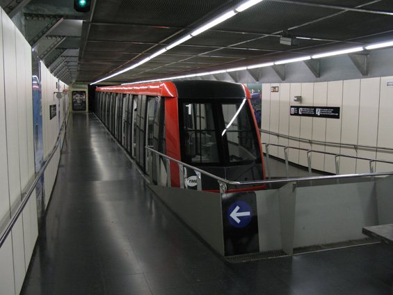 Pozemní a ve vìšinì trasy i podzemní lanovka smìøující na kopec Montjuic v centru Barcelony. V dolní stanici "Paral-lel" je pøímá návaznost na linku metra L2. I v této lanovce platí jízdenky MHD.