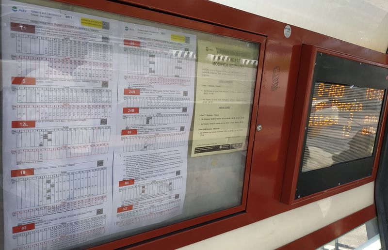 Ukázka jízdních øádù místní tramvajovo-autobusové MHD v kombinaci s elektronickými panely, které najdete na každé tramvajové zastávce.