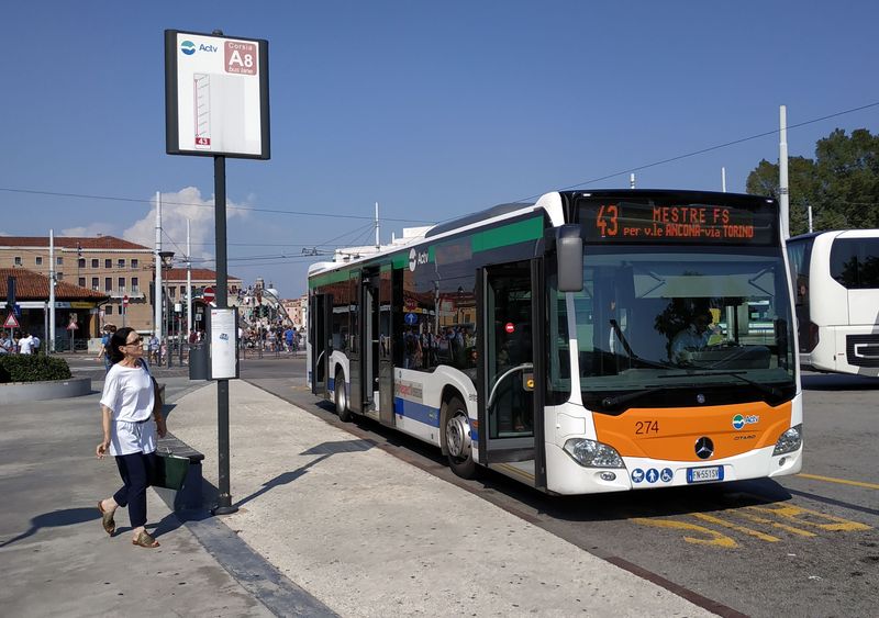 Jedna z pøímých linek spojujících Benátky s vlakovým nádražím v Mestre v podání nejnovìjšího Citara od Mercedesu. Místní dopravní podnik ACTV jich koupil v roce 2019 celkem 15, o rok døíve 9. Poøízeny byly standardní i kloubové autobusy.