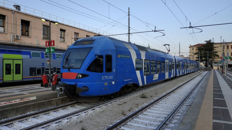 Na regionálních spojích do Benátek zajíždìjí rùzné druhy vlakù. Od klasických vozù pøed dvoupatrové jednotky až po tyto nízkopodlažní Stadlery.