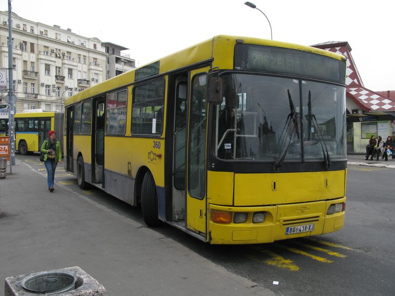 Ve vozovém parku mìstského dopravce GSP najdete nejèastìji autobusy Ikarbus srbské provenience, a to ve standardní i kloubové verzi. Tento vùz typu IK-103 byl vyroben v roce 2003. Linka 706 reprezentuje jednu z pøímìstských tras míøících za hranice Bìlehradu.
