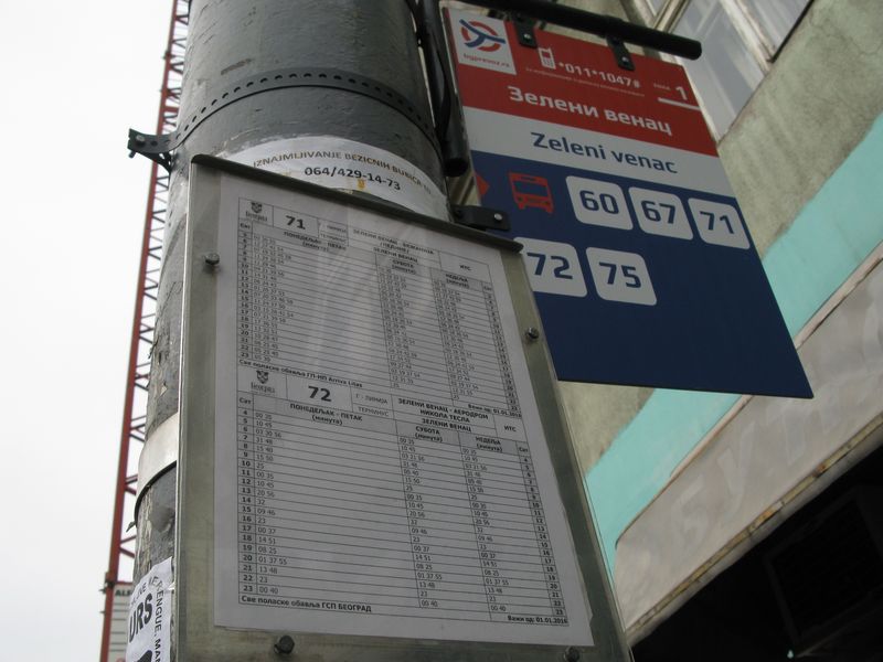 Nová grafická podoba zastávkového oznaèníku autobusových linek a ukázka podoby zastávkových jízdních øádù. Linky 71 a 72 spolu jezdí z centra Bìlehradu do sídlištì nový Bìlehrad a linka 72 dále pokraèuje na letištì.