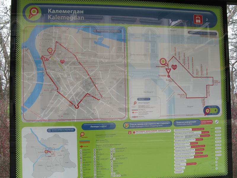 Informace na zastávce o okružní tramvajové lince 2, která objíždí historické centrum a spolu s linkou 11 zajíždí až k hornímu vstupu do areálu pevnosti Kalemegrad ležícího na soutoku øek Dunaje a Sávy. V tìchto místech zaèíná také hlavní pìší zóna.
