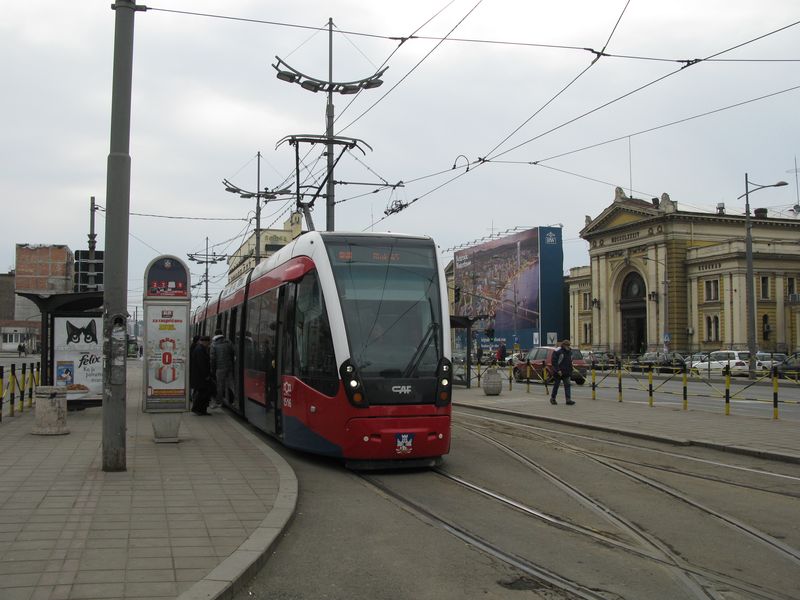 Tramvajových linek napoèítáte v Bìlehradu celkem 11, s èísly od 2 do 14. Bìlehrad již má také nízkopodlažní tramvaje. 30 pìtièlánkových jednosmìrných plnì nízkopodlažních tramvají CAF Urbos 3 bylo dodáno mezi lety 2011 a 2013. Zastávka u hlavního vlakového nádraží v centru mìsta.