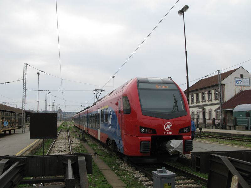 Na pøímìstských vlakových linkách oznaèovaných Beovoz jezdí nové ètyøvozové pøímìstské jednotky Stadler FLIRT 3, které poøídily Srbské železnice mezi lety 2014 a 2015 v poètu 21 kusù. Do té doby zde jezdily (a možná ještì jezdí) staré elektrické jednotky z Lotyšska. Hlavní a jediná èasto jezdící linka s 15minutovými intervaly ve špièce však hlavové hlavní nádraží míjí.