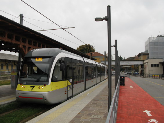 Od hlavního nádraží odjíždí tramvajová linka údolím, které vede severovýchodnì za mìsto. Tramvaj využívá tìlesa bývalé železnièní trati. Zprovoznìna byla v roce 2009.