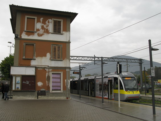 Koneèná stanice Albino, severovýchodnì od Bergama. Tramvaj sem jezdí každých 15 minut.