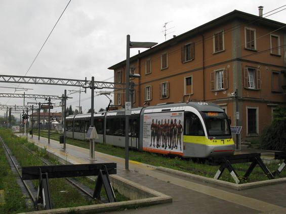 Na 12,5 km dlouhé trati je 16 zastávek, Maximální rychlost je 70 km/h. Nìkteré stanice pamatují ještì bývalou železnièní tra�.
