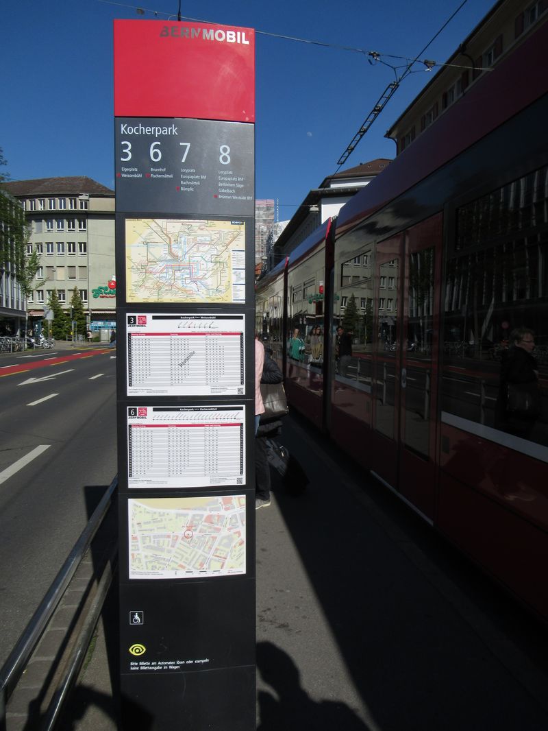 Vkusný a zároveò praktický oznaèník na tramvajové zastávce. Linky mají jednotný interval 10 minut, v centrálním úseku tak jezdí tramvaje každé 2 minuty. V Bernu je provozováno 5 linek èísel 3, 6, 7, 8 a 9.