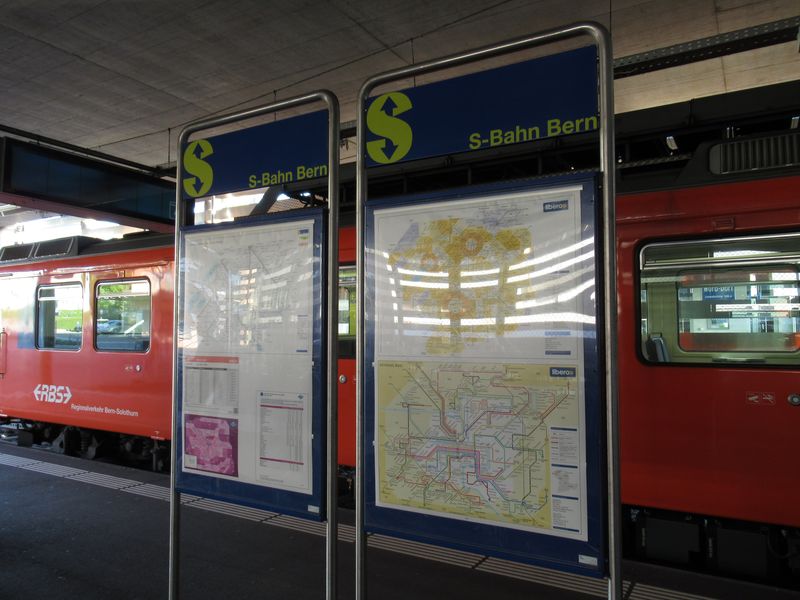 Letité logo bernského S-Bahnu a všechny potøebné informace na zastávce pod novou krytou halou nástupištì na koneèné v mìsteèku Worb. Hned vedle konèí také pøímìstská tramvaj è. 6.
