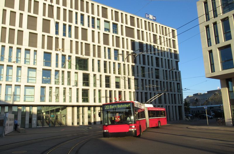 K vlakovému nádraží Wankdorf na severovýchodì Bernu jezdí nejen trolejbusová linka 20, ale vede sem také nejnovìjší tramvajová tra� v Bernu, která byla otevøena v roce 2012 pro linku 8. Linka 20 jezdí v èásti trasy dokonce v intervalu 2 minuty – vydatnì tak musejí do doby dodání nových dvoukloubových trolejbusù pomáhat autobusy.