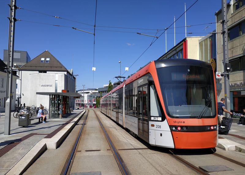 Pøedmìstí Nesttun, jehož centrem nyní tramvaj projíždí, bylo první koneènou tramvajové linky v roce 2010. Dál na jih se linka prodloužila v roce 2013.