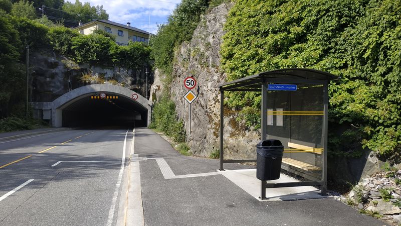 Severní koneèná zastávka páteøní kloubové linky 3 Stobotn. I na trase autobusových linek najdete množství tunelù.