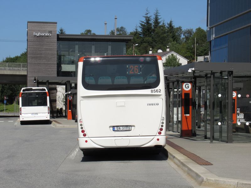 Autobusový terminál Lagunen se nachází u zastávky tramvaje, která byla mezi lety 2013 a 2016 její koneènou. Je zde také velké nákupní centrum. V kategorii standardních autobusù jsou v Bergenu oblíbené èeské vozy Iveco Crossway LE.