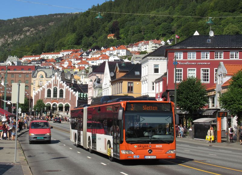 Pro rychlé spojení hlavnì s velkým pøedmìstím na severu (Asane) slouží páteøní linky 3 a 4 s provozem kloubových vozù, každá v intervalu 10 minut. Obì linky projíždìjí skrz centrum Bergenu a obsluhují také pøedmìstí na jihovýchodì a jihozápadì.