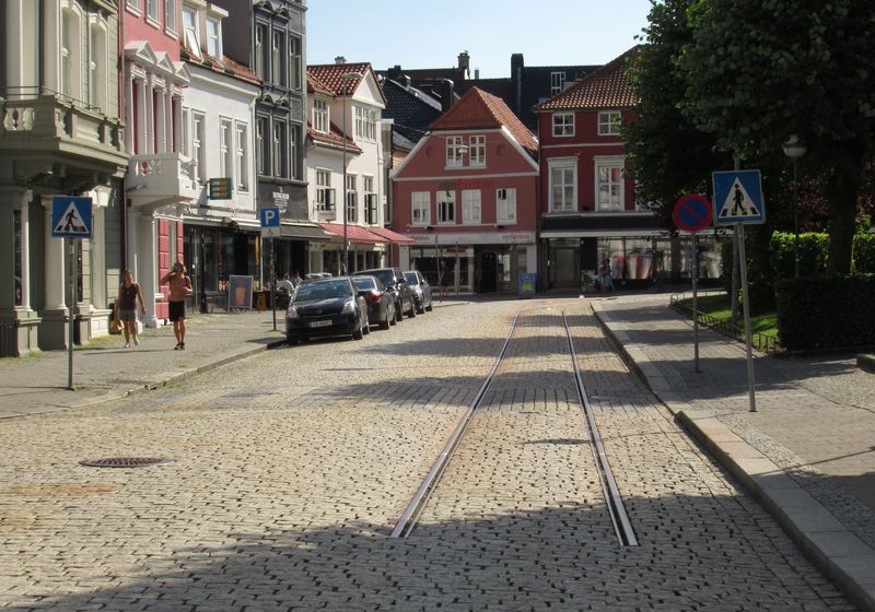 Pùvodní tramvaje jezdily v Bergenu do roku 1965 a obsluhovaly pouze historické centrum, které je dnes dostupné pouze pìšky nebo pomocí nìkolika málo autobusových linek. Dodnes najdete v ulicích pozùstatky po kolejích i trolejích.