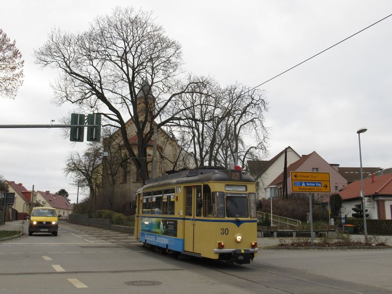 Krátká 5,5 km dlouhá linka 87 od stanice S-Bahnu Rahnsdorf do mìsteèka Woltersdorf  je známá bìžným provozem dvounápravových tramvají Gotha. Zde jedna z nich klesá z centra obce Woltersdorf na svou východní koneènou.