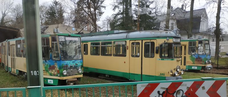 Uprostøed obce Schöneiche najdete vozovnu pro linku 88 a v ní vysokopodlažní tramvaje GT6 pùvodem z Porýní a èeské KT4D z roku 1981 pùvodnì z Cottbusu.