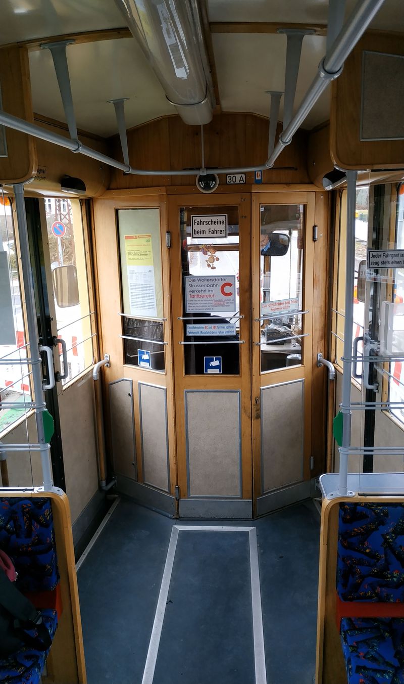 Vzornì renovovaný interiér tramvaje Gotha. Tìchto vozidel pocházejících z rùzných nìmeckých mìst (Schwerin, Drážïany a Dessau),  je pro bìžný provoz k dispozici 7 + 2 vleèné vozy. Vyrobeny byly v letech 1957-1961.