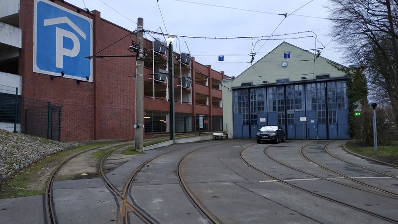 Tøetím samostatným tramvajovým provozem poblíž Berlína je 6 km dlouhá linka 89 do mìsteèka Strausberg. Zde na její severní koneèné najdete také relativnì moderní vozovnu, ve které se ukrývá mnoho novinek.