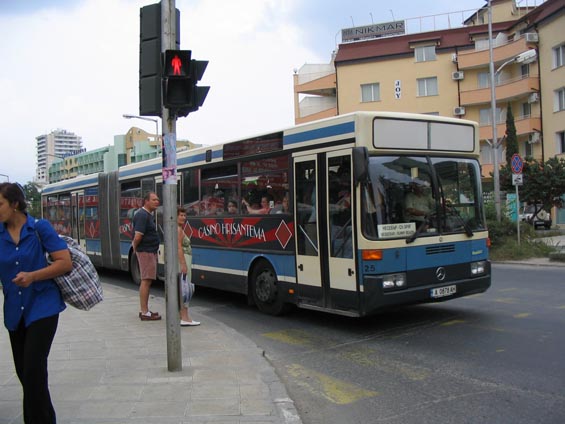 I v takto nacapných autobusech si dokážou bulharské prùvodèí prorazit cestu.