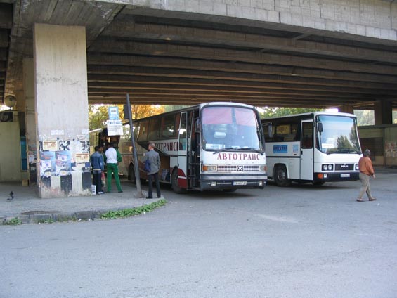 Nenápadné autobusové nádraží JUG v Sofii, ze kterého odjíždìjí autobusy do Samokova.