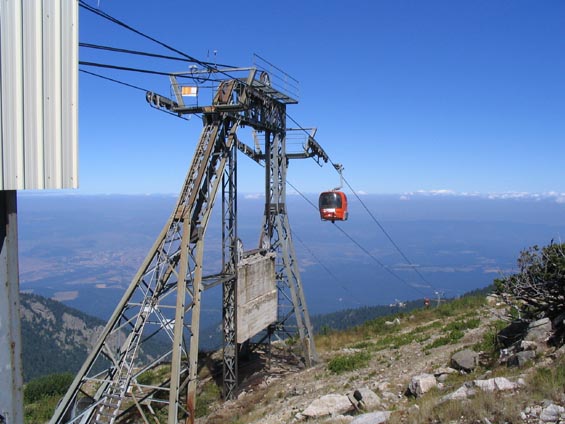 Horní stanice lanovky se nachází zhruba ve výšce 2370 m n.m.