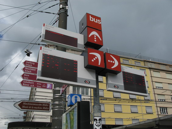 Informaèní "totem" pøed budovou hlavního nádraží informuje o aktuálních odjezdech spojù MHD.