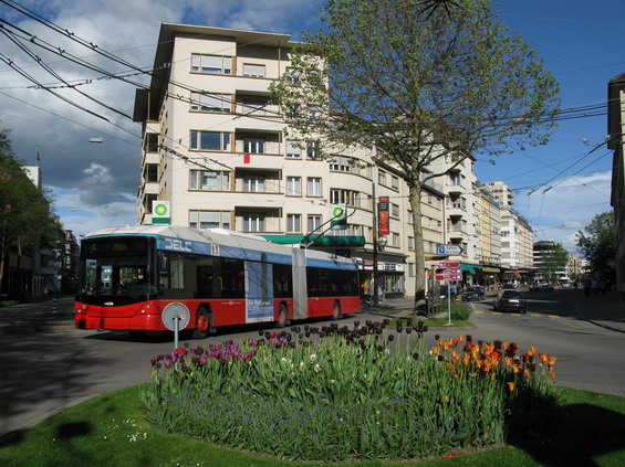 Trolejbus novìjší generace z roku 2008 na lince 4 poblíž hlavního nádraží míøí do blízkého mìsta Nidau.