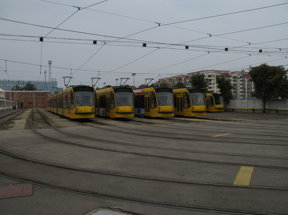 Vozovna Hungaria byla p�estav�na pro nov� n�zkopodla�n� tramvaje Combino od Siemensu, nejdel�� na sv�t�. V�echny stroje ur�en� pro linky 4 a 6 bydl� v t�to vozovn�.