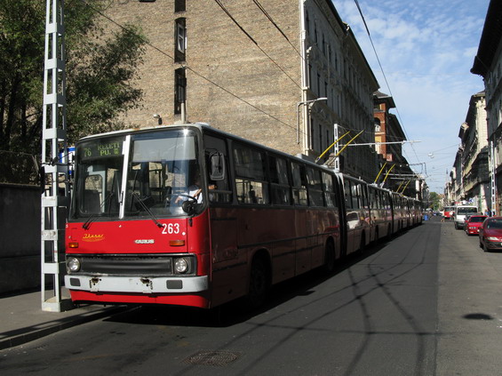Je�t� n�jakou dobu budou v�t�inu trolejbusov�ch linek zaji��ovat nest�rnouc� kloubov� Ikarusy. V centru m�sta pobl� n�dra�� Keleti jsou trolejbusov� linky ukon�eny roztrou�en� v jednotliv�ch uli�k�ch.