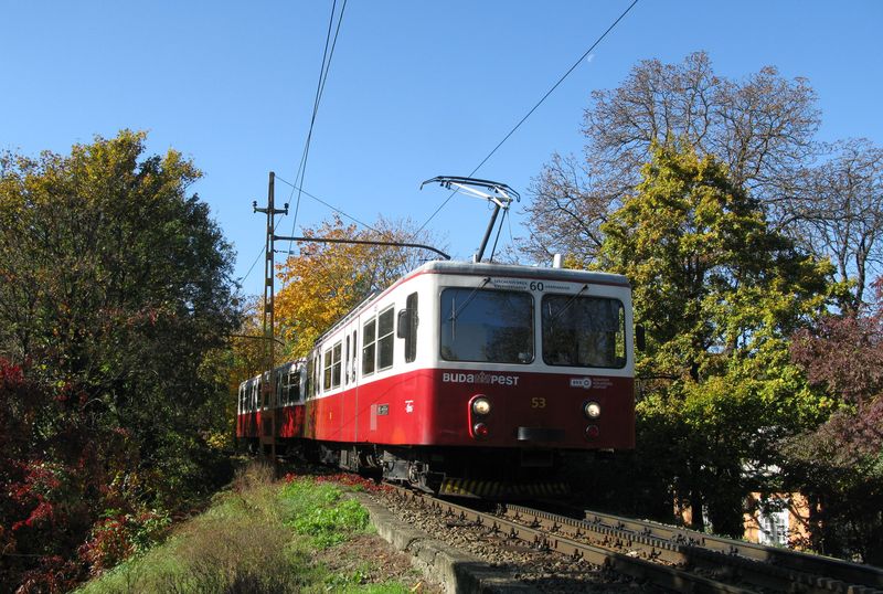 Zubačková linka 60 stále ve skvělé kondici vozí pěší turisty, cyklisty i místní obyvatele do překrásné kopcovité oblasti a západě Budapešti.