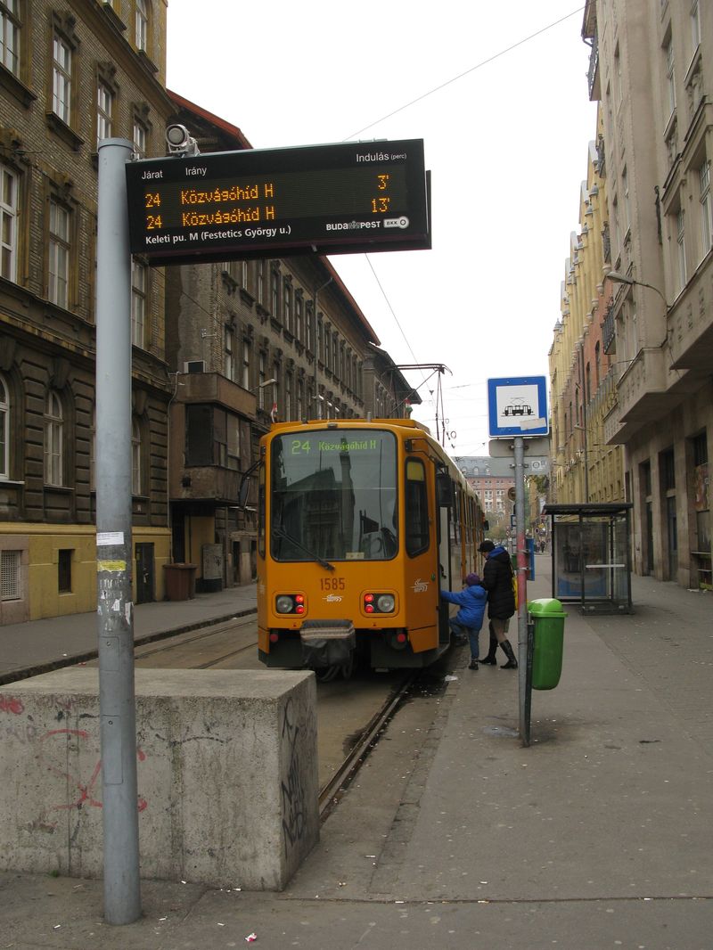 Digitální informační panely pomáhají i na této konečné linky 24 u nádraží Keleti. Původně hannoverské tramvaje najdete na linkách zejména ve východní části Budapešti. Díky tomu, že vozy vyčkávají na konečné do času odjezdu i s cestujícími, je užitečnost těchto panelů o to větší.