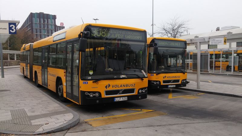 Nové autobusové nádraží regionálního dopravce Volánbusz u stanice metra ve ètvrti Újpest na severu mìsta, kde již co nevidìt zaène dlouho odkládaná rekonstrukce trasy M3.