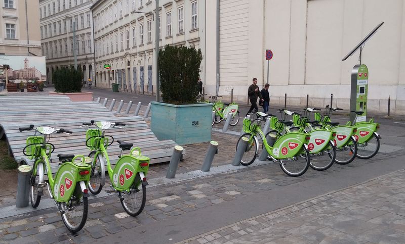 Budapeš� novì provozuje také systém mìstských kol i se stojanovou infrastrukturou. V rovinaté Pešti by mohla mít cyklistika velký potenciál, pokud dostane prostor i v ulicích.