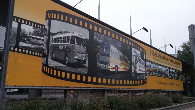 Tradice, která zavazuje. Dlouhá historie výrobkù Ikarus jako symbol tradice autobusové dopravy i podniku Volánbusz – obdoby našeho ÈSAD. Takovou výzdobu má moderní autobusové nádraží Népliget v jihovýchodní èásti Budapešti.