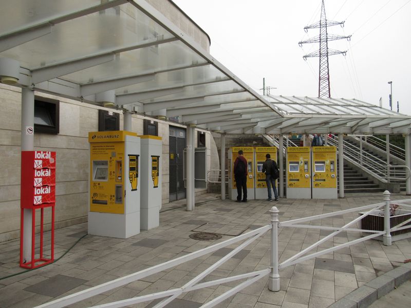 Na novém autobusovém nádraží Újpest je také dostatek plnohodnotných jízdenkových automatù. Funguje tu také hlášení aktuálních odjezdù jednotlivých spojù.