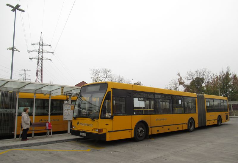Jedno ze starších vozidel dopravce Volánbusz – ten v poslední dobì poctivì obnovuje svùj vozový park. I zde mají kloubové autobusy pøevahu nad standardními.
