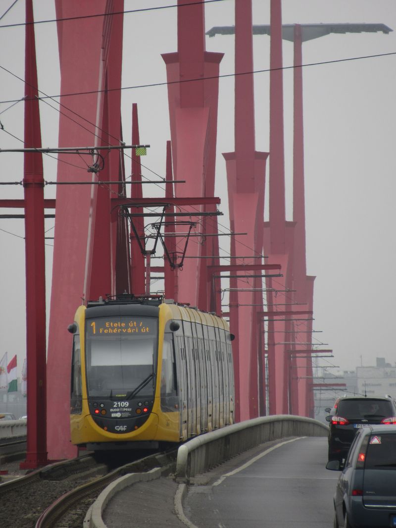 Dokonèena už je i dodávka nejdelších tramvají na svìtì z dílny španìlské továrny CAF. Jedno z 12 vozidel právì pøekonává Dunaj po mostì, který je souèástí nového úseku zprovoznìného v roce 2015.