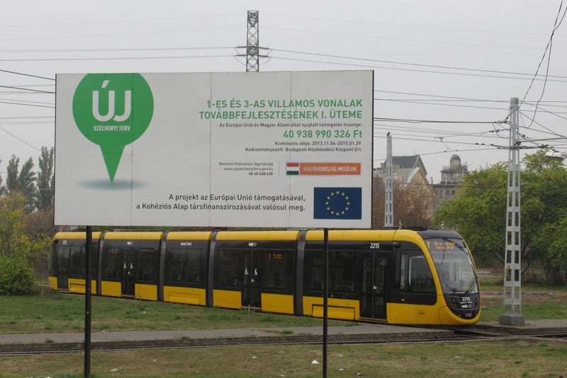 Billboard na koneèné linky 3 „Gubatsi út/Határ út“ avizuje evropské peníze vìnované na modernizaci vozového parku tramvajových linek 1 a 3, kde nyní jezdí tyto nové nízkopodlažní španìlské tramvaje CAF.