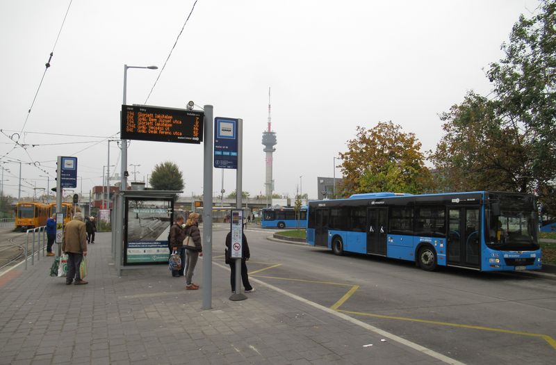 Pøestupní uzel Határ út na lince metra M3, odkud se rozjíždìjí tramvaje a autobusy do celého jihovýchodního okraje Budapešti, prošel celkovou rekonstrukcí. Zlepšila se nejen nástupištì i podmínky pro èekající cestující, ale samozøejmostí jsou i velkoplošné informaèní panely.