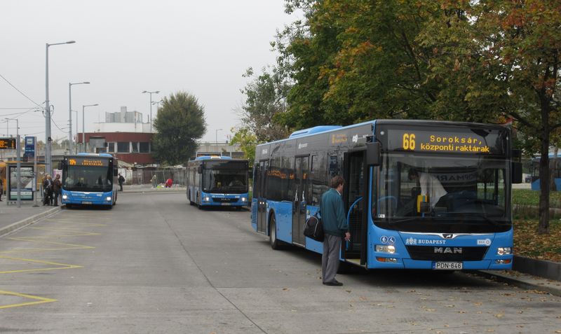 Nové autobusy MAN v novém modrém standardu BKK, kde je samozøejmostí nízkopodlažnost i klimatizace.