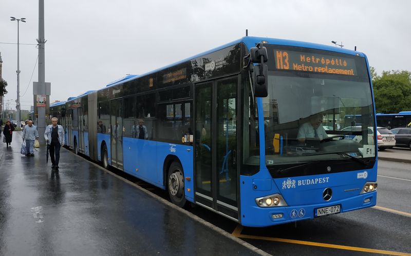 Jeden z 25 kloubových autobusù Conecto dodaných pro dopravce BKV v roce 2016. Náhradní autobusová doprava za metro M3 je výbornì znaèená i organizovaná. Autobusy vyjíždìjí z koneèných ve špièkách každých 45 vteøin a kapacita je zajištìna velmi komfortnì.