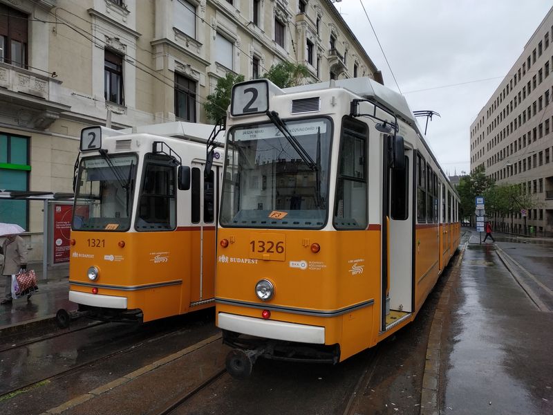 Cca 70 tramvají Ganz jezdí na linkách zejména v jihovýchodní èásti Budapešti. Na páteøní lince 2 kopírující východní bøeh Dunaje z centra na jih jezdí tyto vzornì opravené vozy. Po dobu výluky metra M3 má tato linka zkrácené intervaly – ve špièkách jezdí každí 2-3 minuty.
