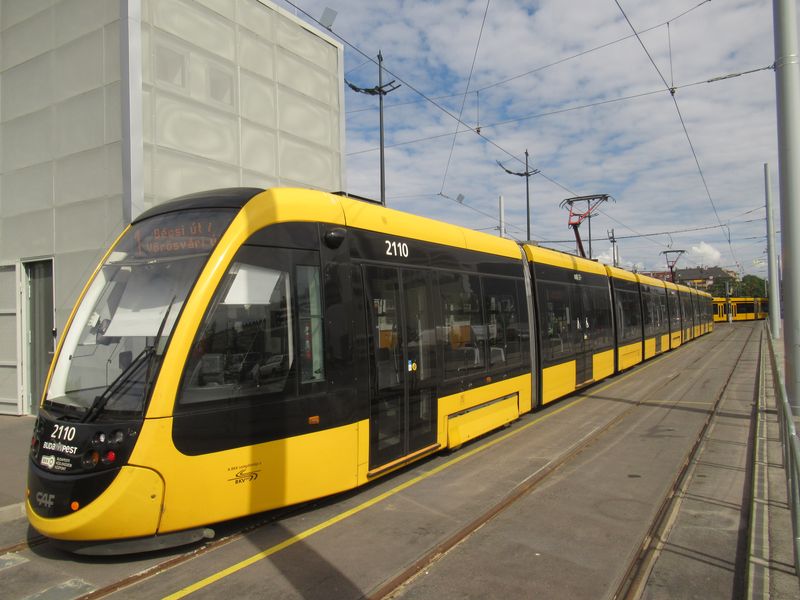 Linka 1 je domovem také nejdelších tramvají CAF Urbos, které nahrazují pùvodní tøívozové soupravy T5C5. Tìchto nových devítièlánkových tramvají tu postupnì od roku 2016 jezdí celkem 17.
