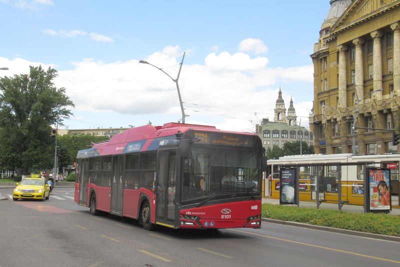 Jeden z 10 nejnovìjších bateriových trolejbusù Solaris-Škoda z let 2018-9. Díky bateriím mohly být nìkteré linky prodlouženy i tam, kam troleje nevedou – to je pøíklad i této linky 72M, která jezdí bez trolejí z Deák Ferenc tér na Orzcy tér. Stejnou technologii používá i 14 kloubových vozù stejného typu.