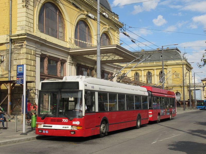 V roce 2002 bylo dodáno 15 standardních trolejbusù Ikarus 412T. Zde na smyèce u nádraží Keleti.