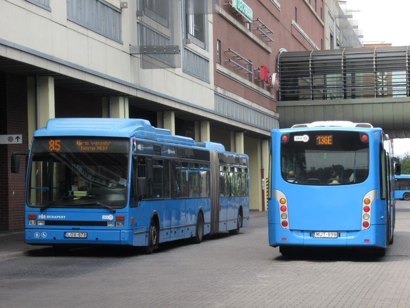Na terminálu Kobánya-Kispest byly zachyceny dva ojeté dvacetileté kloubové autobusy Van Hool pùvodem z Bruselu.